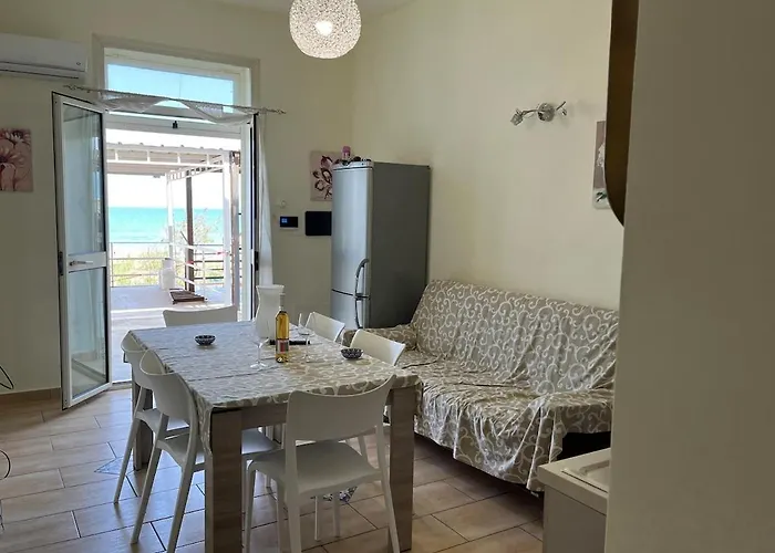Trilocale A 150 Mt Dal Mare Con Terrazza E Vista Апартаменты *